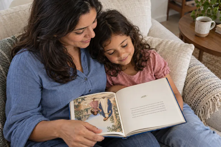 Cena ilustrativa de mãe e filha lendo juntas o livro personalizado